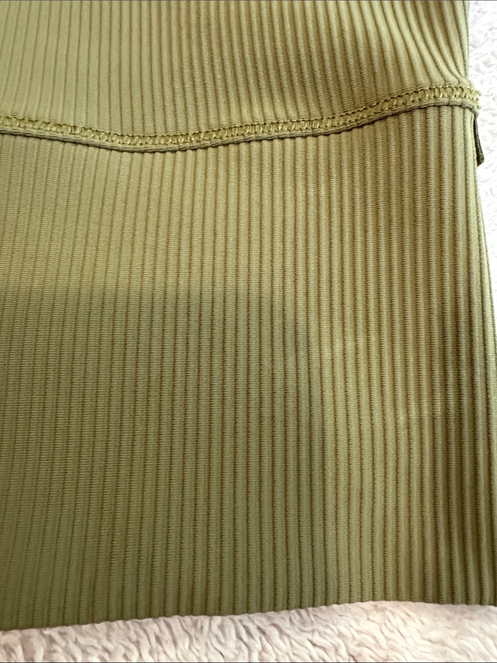 Lululemon- Ribbed crop Tank Top - Women size 0 no size tag anymore (flaw - Picture 2 of 3